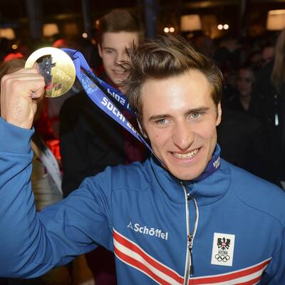 Die wilde Gold-Feier von Mayer