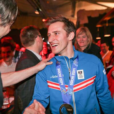 Die wilde Gold-Feier von Mayer