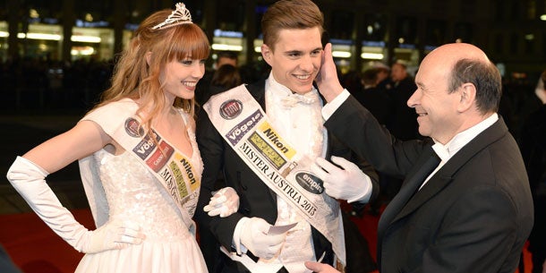 Opernball: Miss Austria Ena Kadic und Mister Austria Philipp Knefz mit Opernballdirektor Dominique Meyer bei ihrer Ankunft
