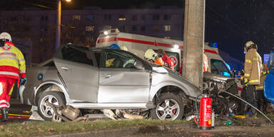 Pkw-Lenker (20) kracht frontal in Betonmast