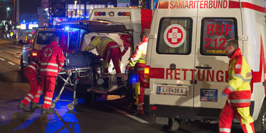 Pkw-Lenker (20) kracht frontal in Betonmast