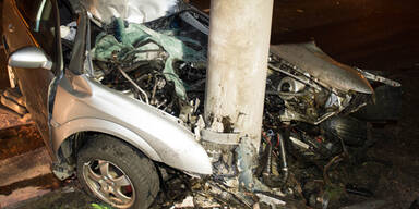 Pkw-Lenker (20) kracht frontal in Betonmast