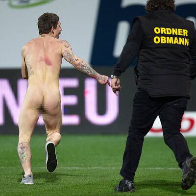 Der Flitzer raste über das Spielfeld und zeigte Stinkefinger