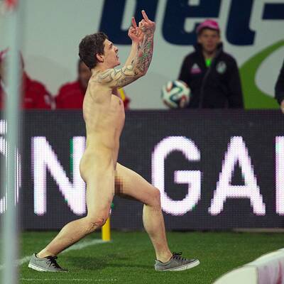 Der Flitzer raste über das Spielfeld und zeigte Stinkefinger