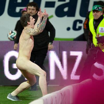 Der Flitzer raste über das Spielfeld und zeigte Stinkefinger