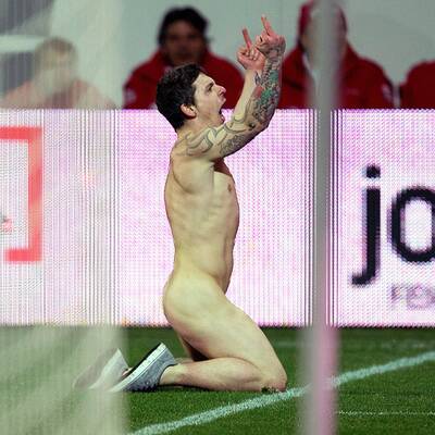 Der Flitzer raste über das Spielfeld und zeigte Stinkefinger