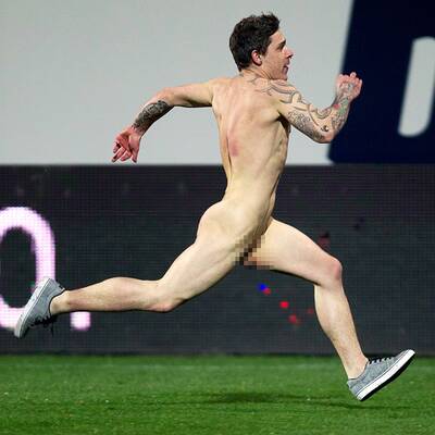 Der Flitzer raste über das Spielfeld und zeigte Stinkefinger