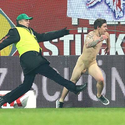 Der Flitzer raste über das Spielfeld und zeigte Stinkefinger