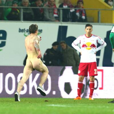 Der Flitzer raste über das Spielfeld und zeigte Stinkefinger