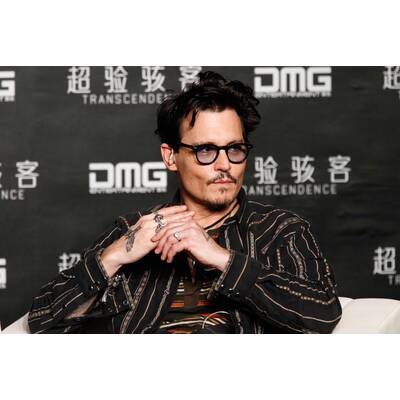Johnny Depp zeigt seinen Verlobungsring