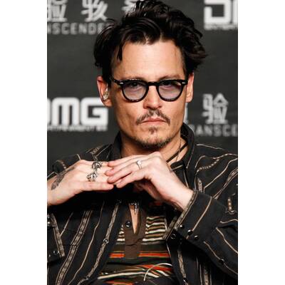 Johnny Depp zeigt seinen Verlobungsring