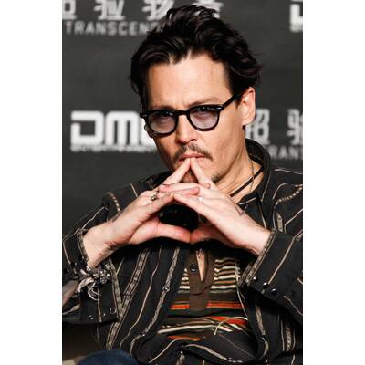 Johnny Depp zeigt seinen Verlobungsring