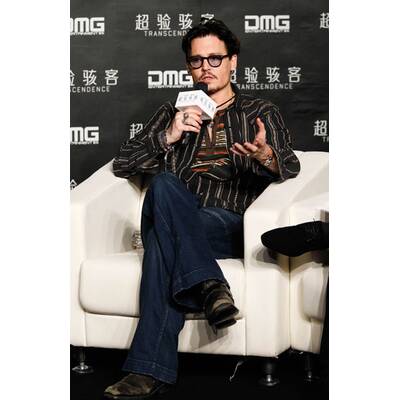 Johnny Depp zeigt seinen Verlobungsring