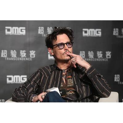 Johnny Depp zeigt seinen Verlobungsring