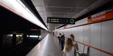 Sex-Attacke auf junge Frau auf Rolltreppe