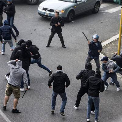 Schwere Ausschreitungen vor Finalmatch AC Fiorentina - SSC Napoli 