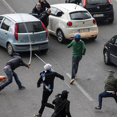 Schwere Ausschreitungen vor Finalmatch AC Fiorentina - SSC Napoli 