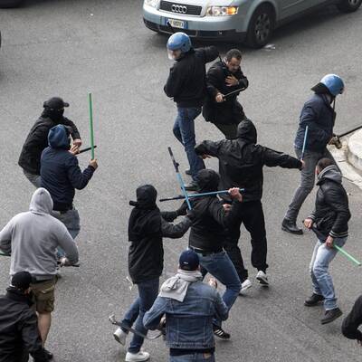 Schwere Ausschreitungen vor Finalmatch AC Fiorentina - SSC Napoli 