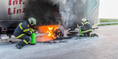 Lkw fing an einem Autobahnparkplatz Feuer