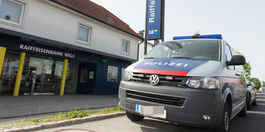 Banküberfall in Wels: Täter auf der Flucht