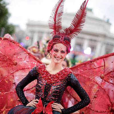 Stars und glamouröse Kostüme am Life Ball