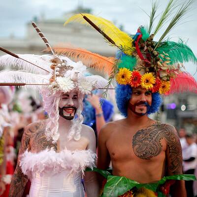 Stars und glamouröse Kostüme am Life Ball