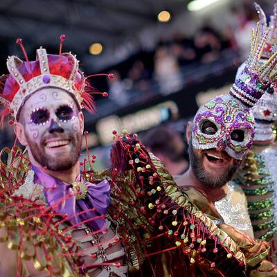 Stars und glamouröse Kostüme am Life Ball