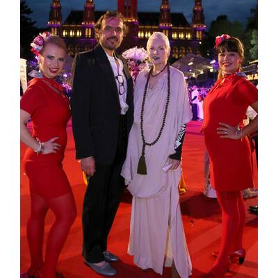 Die Stars treffen am roten Teppich des Life Ball 2014 ein