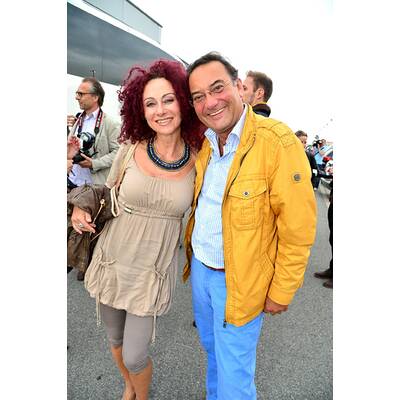 Shopping for Charity - Fashion Outlet Parndorf - 