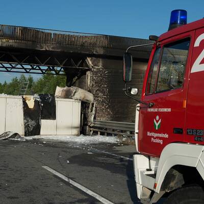Brandhitze beschädigte sogar Fahrbahn