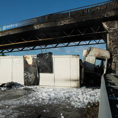Brandhitze beschädigte sogar Fahrbahn