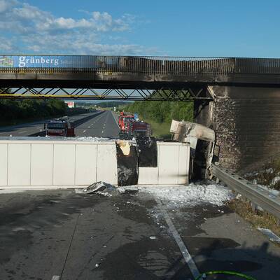 Brandhitze beschädigte sogar Fahrbahn