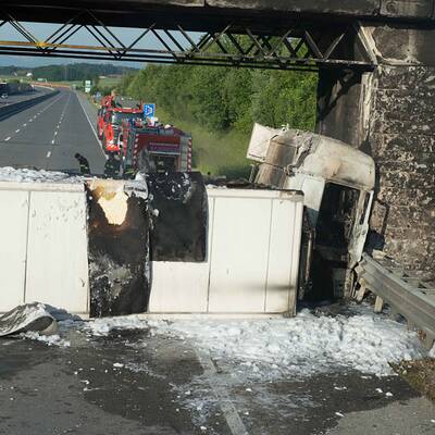 Brandhitze beschädigte sogar Fahrbahn
