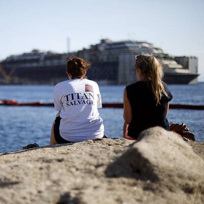 Wrack der Costa Concordia wird abgeschleppt