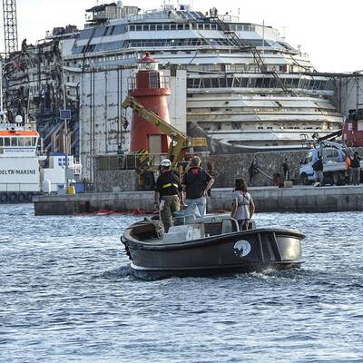 Wrack der Costa Concordia wird abgeschleppt