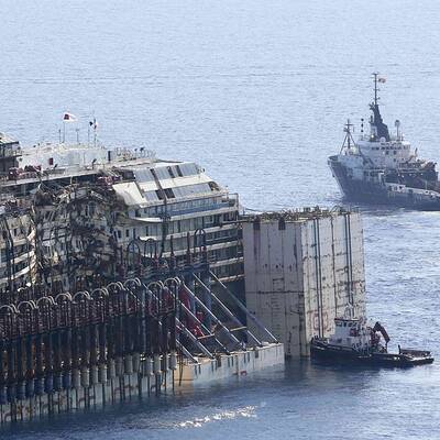 Wrack der Costa Concordia wird abgeschleppt