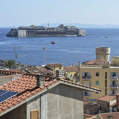 Wrack der Costa Concordia wird abgeschleppt