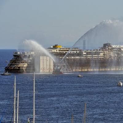Wrack der Costa Concordia wird abgeschleppt