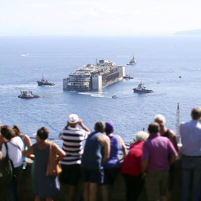 Wrack der Costa Concordia wird abgeschleppt
