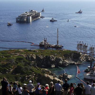 Wrack der Costa Concordia wird abgeschleppt