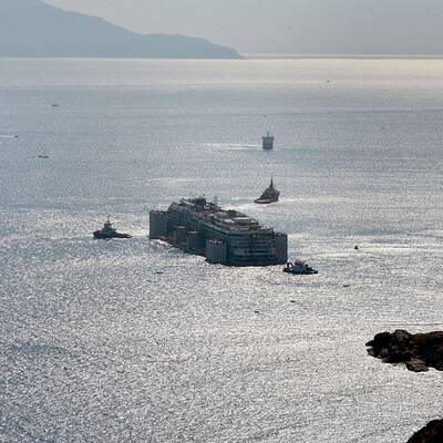 Wrack der Costa Concordia wird abgeschleppt