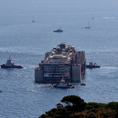 Wrack der Costa Concordia wird abgeschleppt
