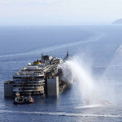 Wrack der Costa Concordia wird abgeschleppt
