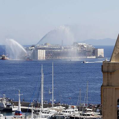 Wrack der Costa Concordia wird abgeschleppt