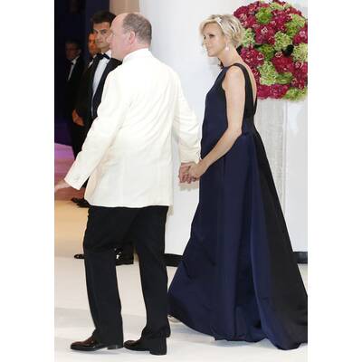 Fürstin Charlène & Fürst Albert verliebt am Rot-Kreuz-Ball