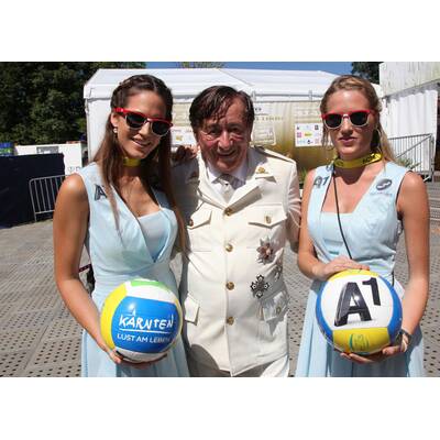 Richard Lugner feiert Verlobung mit Spatzi