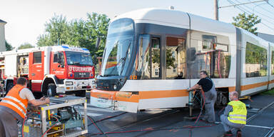 Linz: Straßenbahn rammte Auto