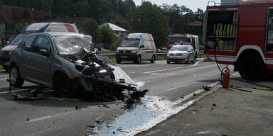 82-Jähriger aus Auto geschleudert - tot 