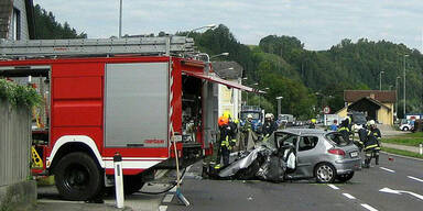 82-Jähriger aus Auto geschleudert - tot 