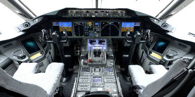 Mann klammert sich an Boeing - &uuml;berlebt!